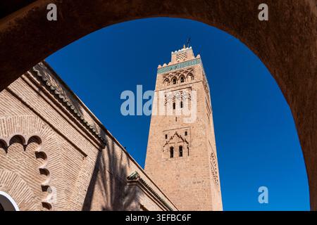 Das Minarett der Koutoubia-Moschee steht hoch vor dem blauen Himmel in Marrakesch Stockfoto