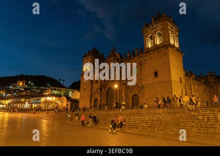 Die Kathedrale steht auf der Plaza de Armas mit Besuchern in der Abenddämmerung in Cusco Peru Stockfoto