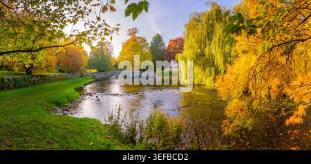 Blick auf die Sheepwash Bridge über den Fluss Wye im Herbst in Bakewell, Derbyshire Dales, England Stockfoto