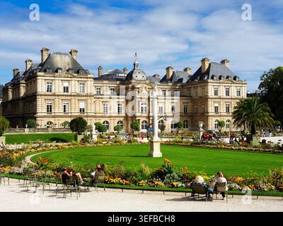 Besucher genießen die Gärten und bewundern das Palais de Luxembourg im Jardin du Luxembourg an einem sonnigen Tag in Paris Stockfoto