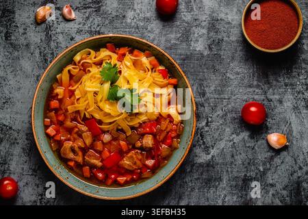 Lagman-Suppe mit Lamm, hausgemachten Nudeln und Gemüse. Zentralasiatische Küche. Stockfoto