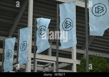 14. Mai 2026, Nordrhein-Westfalen, Köln: Fußball, Frauen, DFB-Cup, Finale, VfL Wolfsburg - Bayern München, RheinEnergieStadion: Fahnen des Deutschen Fußballverbandes (DFB) winken vor dem Stadion im Wind. Foto: Fabian Strauch/dpa - WICHTIGER HINWEIS: Gemäß den Vorschriften der DFL Deutschen Fußball-Liga und des DFB Deutschen Fußball-Bundes ist es verboten, im Stadion und/oder im Spiel aufgenommene Fotografien in Form von sequenziellen Bildern und/oder videoähnlichen Fotoserien zu verwenden oder zu verwenden. Stockfoto
