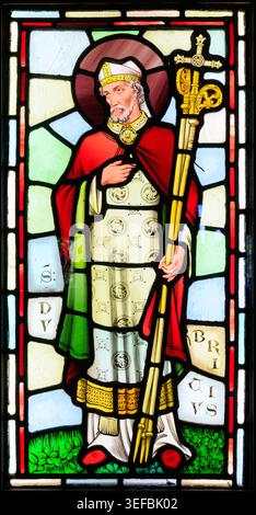 Buntglasscheibe von Saint Dubricius im obersten Zimmer des Brunnenturms in Castell Coch, Tongwynlais, Wales, Großbritannien Stockfoto