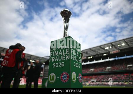 14. Mai 2026, Nordrhein-Westfalen, Köln: Fußball, Frauen, DFB-Cup, Finale, VfL Wolfsburg - Bayern München, RheinEnergieStadion: die Trophäe steht vor Spielbeginn auf dem Spielfeld im Stadion. Foto: Fabian Strauch/dpa - WICHTIGER HINWEIS: Gemäß den Vorschriften der DFL Deutschen Fußball-Liga und des DFB Deutschen Fußball-Bundes ist es verboten, im Stadion und/oder im Spiel aufgenommene Fotografien in Form von sequenziellen Bildern und/oder videoähnlichen Fotoserien zu verwenden oder zu verwenden. Stockfoto