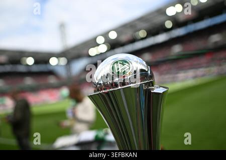 14. Mai 2026, Nordrhein-Westfalen, Köln: Fußball, Frauen, DFB-Cup, Finale, VfL Wolfsburg - Bayern München, RheinEnergieStadion: die Trophäe steht vor Spielbeginn auf dem Spielfeld im Stadion. Foto: Fabian Strauch/dpa - WICHTIGER HINWEIS: Gemäß den Vorschriften der DFL Deutschen Fußball-Liga und des DFB Deutschen Fußball-Bundes ist es verboten, im Stadion und/oder im Spiel aufgenommene Fotografien in Form von sequenziellen Bildern und/oder videoähnlichen Fotoserien zu verwenden oder zu verwenden. Stockfoto