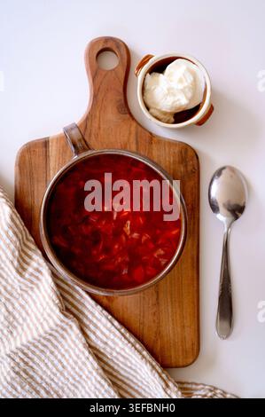 Russische ukrainische Nationalspeiseschale rote Bete Suppe, Borschtsch mit Sauerrahm Stockfoto