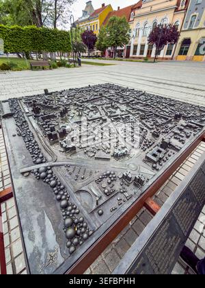 Im Freien erhaltene Bronzeskala des Stadtzentrums von Satu Mare, ausgestellt auf einem Sockel mit Holzrahmen auf einem öffentlichen Platz im Nordwesten Rumäniens. Die detailliert Stockfoto