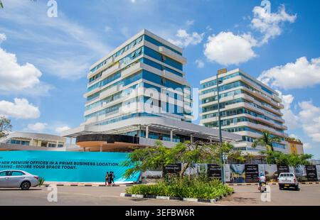 Kigali, Ruanda. Eine neu fertiggestellte INZOVU Mall in französischem Besitz, ein moderner Geschäftskomplex in Kimihurura in der Nähe des Kigali Convention Centre. Stockfoto