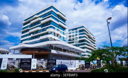 Kigali, Ruanda. Eine neu fertiggestellte INZOVU Mall in französischem Besitz, ein moderner Geschäftskomplex in Kimihurura in der Nähe des Kigali Convention Centre. Stockfoto