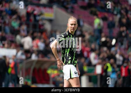 KÖLN, DEUTSCHLAND - 14. MAI: Janina Minge (6 VfL Wolfsburg) vor dem DFB-Pokal Frauen-Endspiel zwischen VfL Wolfsburg und FC Bayern München im RheinEnergieStadion am 14. Mai 2026 in Köln.(Foto: Qianru Zhang/Sport Press Photo) Credit: SPP Sport Press Photo. /Alamy Live News Stockfoto
