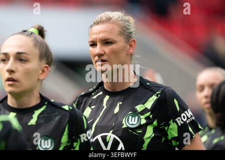 KÖLN, DEUTSCHLAND - 14. MAI: Alexandra Popp (11 VfL Wolfsburg) vor dem DFB-Pokal Frauen-Endspiel zwischen VfL Wolfsburg und FC Bayern München im RheinEnergieStadion am 14. Mai 2026 in Köln (Foto: Qianru Zhang/Sport Press Photo) Credit: SPP Sport Press Photo. /Alamy Live News Stockfoto