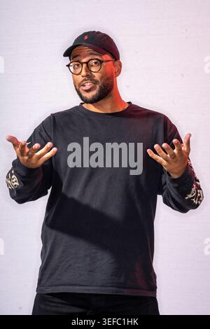Benjamin Dean, Authior steht mit schwarzer Kleidung, Baseballmütze und Brille Stockfoto