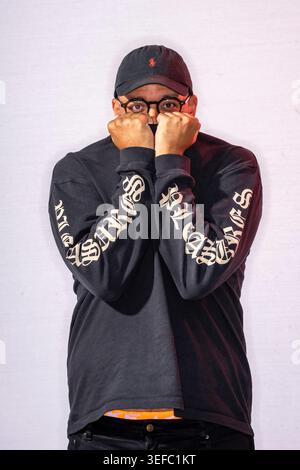 Benjamin Dean, Authior steht mit schwarzer Kleidung, Baseballmütze und Brille Stockfoto