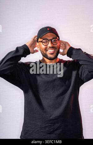 Benjamin Dean, Authior steht mit schwarzer Kleidung, Baseballmütze und Brille Stockfoto