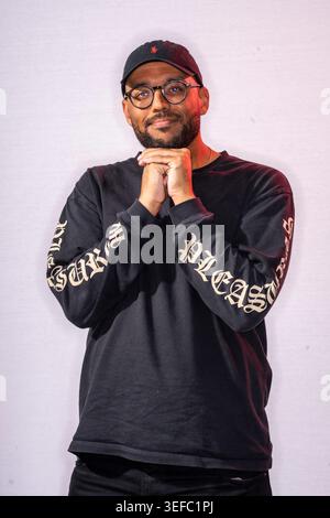 Benjamin Dean, Authior steht mit schwarzer Kleidung, Baseballmütze und Brille Stockfoto