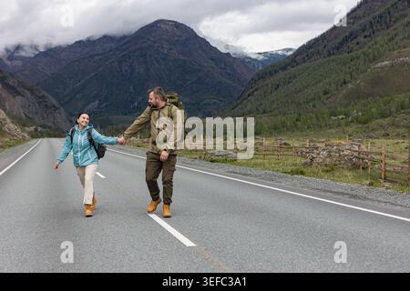 Paarwanderungen auf der Mountain Road während des Travel Adventure Stockfoto