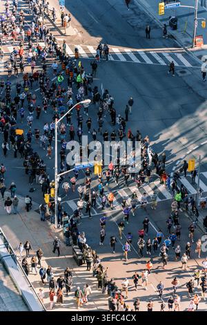 Toronto, Kanada - 3. Mai 2026: Die Läufer des Toronto Marathons überqueren die Yonge Street in North York Toronto Stockfoto