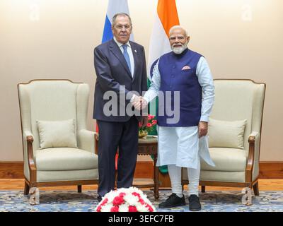 Neu-Delhi, Indien. Mai 2026. Der indische Premierminister Narendra Modi, rechts, schüttelt vor einem bilateralen Treffen am 14. Mai 2026 in Neu-Delhi die Hand mit dem russischen Außenminister Sergej Lawrow, links. Special & Privileged Strategic Partnership Credit: Handout des Premierministers/Presseinformationsbüro/Alamy Live News Stockfoto