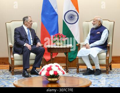Neu-Delhi, Indien. Mai 2026. Der indische Premierminister Narendra Modi, rechts, hört den russischen Außenminister Sergej Lawrow, links, während eines bilateralen Treffens am 14. Mai 2026 in Neu-Delhi, Indien. Der Premierminister hielt das Treffen am Rande des Treffens der BRICS-Außenminister ab. Vermerk: Handout Des Premierministers/Presseinformationsbüro/Alamy Live News Stockfoto