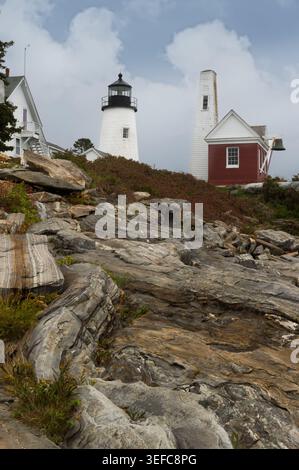 Rocks to Shore unterhalb des Leuchtturms von Pemaquid Point und Bellhouse – Bristol, Maine, USA Stockfoto