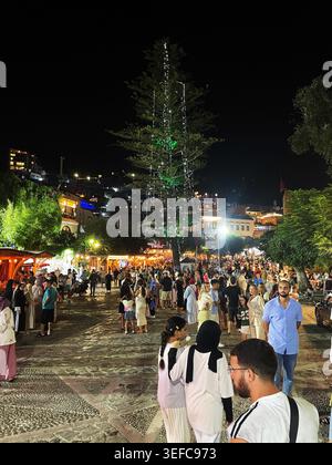 Geschäftige Abendszene am Place outa Hammam in Chefchaouen – Chefchaouen, Marokko. AUGUST 2025. Stockfoto