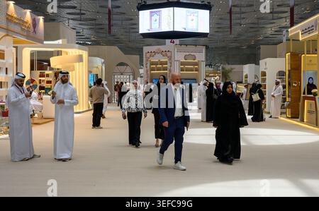 Doha, Katar. Mai 2026. Besucher besuchen die 35. Ausgabe der Doha International Book Fair am 14. Mai 2026 im Doha Exhibition and Convention Center in Doha, Katar. Die internationale Buchmesse von Doha findet vom 14. Bis 23. Mai statt. (Foto: Noushad Thekkayil/NurPhoto) Credit: NurPhoto SRL/Alamy Live News Stockfoto