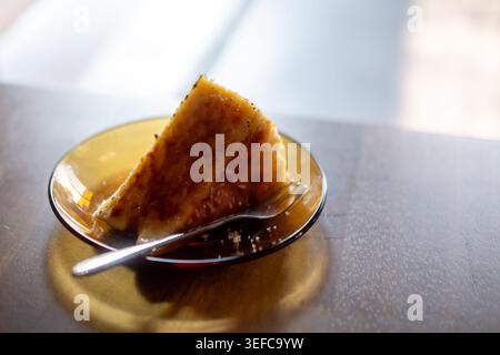 Verbrannter baskischer Käsekuchen, der im Café serviert wird Stockfoto