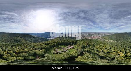 Weites Luftpanorama der Klosterruine St. Michael auf Heiligenberg mit bewaldeten Hügeln, Tal und entferntem Heidelberger Stadtbild in Deutschland. Stockfoto