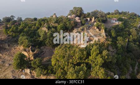 Antike Tempelruinen von Tilla auf dem Gipfel des Berges mit Blick auf den Wald in pakistan Stockfoto