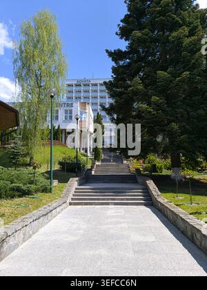 Eingang mit Steintreppen und baumgesäumtem Weg zum Ensana Health Spa Resort in Sovata, Rumänien Stockfoto