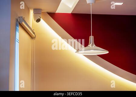 Moderner Innenraum mit stilvoller Decke, geschwungenem Design und eleganter Beleuchtung für ein gemütliches und modernes Ambiente, das perfekt zum Wohnen geeignet ist Stockfoto
