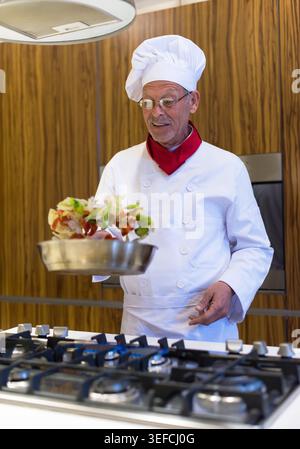 Der Koch aus dem Nahen Osten bereitet während der Eid Ramadan-Feier iftar-Abendessen für die Familie in einem modernen Haus zu Stockfoto
