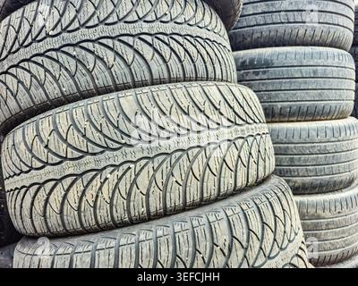 Nahaufnahme verschlissener Autoreifen mit Profilmuster und Gebrauchsspuren Stockfoto