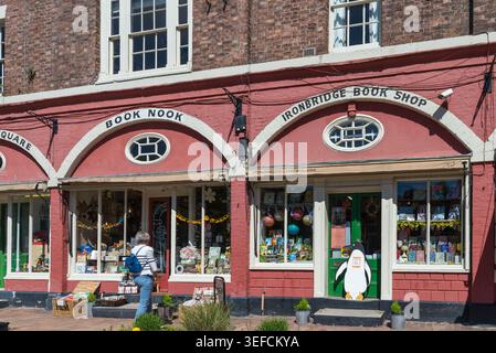 Ironbridge ist ein historisches Dorf am Fluss in Shropshire, England, das als Geburtsort der industriellen Revolution bekannt ist Stockfoto