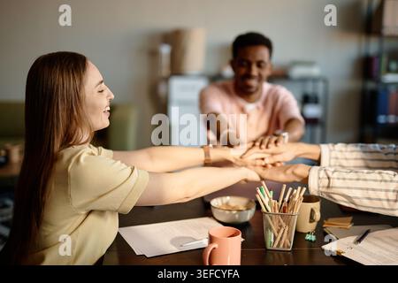Verschiedene Kollegen schließen sich an Teambuilding-Besprechungen an Stockfoto