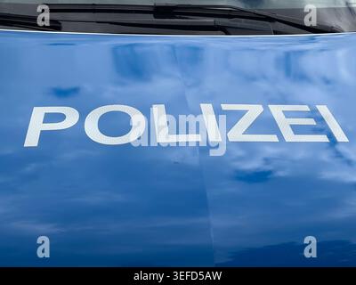 Eimeldingen GER, Polizeifahrzeug Deutschland, Eimeldingen, 14.05.2026 der weiße, reflektierende Schriftzug POLIZEI auf der blauen Motorhaube eines deutschen Streifenwagens, über dem die Scheibenwischer sichtbar sind. *** Eimeldingen GER, Polizeifahrzeug Deutschland, Eimeldingen, 14 05 2026 der weiße, reflektierende POLIZEIAUFDRUCK auf der blauen Motorhaube eines deutschen Streifenwagens, über dem die Scheibenwischer sichtbar sind Copyright: XEibner-Pressefoto/ThomasxHessx EP THS Stockfoto