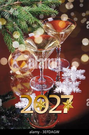 Neujahrsfeier-Grußkarten-Kollektion 2027. Festliche Winterkulisse mit Weihnachtsdekoration, brennenden Kerzen, goldenen Zahlen Stockfoto