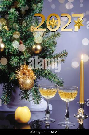 Neujahrsfeier-Grußkarten-Kollektion 2027. Festliche Winterkulisse mit Weihnachtsdekoration, brennenden Kerzen, goldenen Zahlen Stockfoto