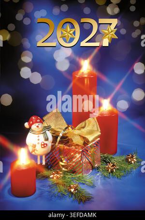 Neujahrsfeier-Grußkarten-Kollektion 2027. Festliche Winterkulisse mit Weihnachtsdekoration, brennenden Kerzen, goldenen Zahlen Stockfoto