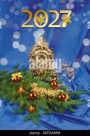 Neujahrsfeier-Grußkarten-Kollektion 2027. Festliche Winterkulisse mit Weihnachtsdekoration, brennenden Kerzen, goldenen Zahlen Stockfoto