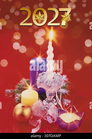 Neujahrsfeier-Grußkarten-Kollektion 2027. Festliche Winterkulisse mit Weihnachtsdekoration, brennenden Kerzen, goldenen Zahlen Stockfoto