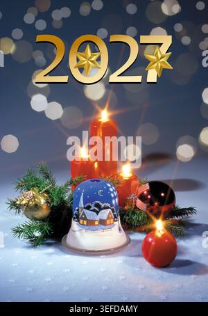Neujahrsfeier-Grußkarten-Kollektion 2027. Festliche Winterkulisse mit Weihnachtsdekoration, brennenden Kerzen, goldenen Zahlen Stockfoto