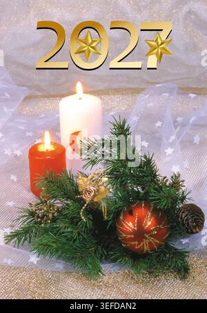 Neujahrsfeier-Grußkarten-Kollektion 2027. Festliche Winterkulisse mit Weihnachtsdekoration, brennenden Kerzen, goldenen Zahlen Stockfoto