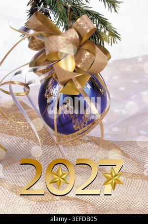 Neujahrsfeier-Grußkarten-Kollektion 2027. Festliche Winterkulisse mit Weihnachtsdekoration, brennenden Kerzen, goldenen Zahlen Stockfoto