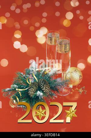 Neujahrsfeier-Grußkarten-Kollektion 2027. Festliche Winterkulisse mit Weihnachtsdekoration, brennenden Kerzen, goldenen Zahlen Stockfoto