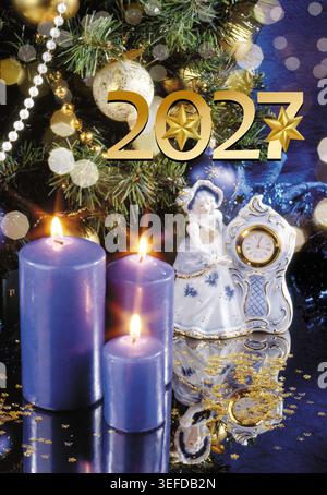 Neujahrsfeier-Grußkarten-Kollektion 2027. Festliche Winterkulisse mit Weihnachtsdekoration, brennenden Kerzen, goldenen Zahlen Stockfoto