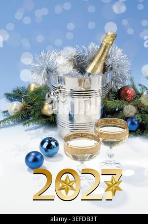 Neujahrsfeier-Grußkarten-Kollektion 2027. Festliche Winterkulisse mit Weihnachtsdekoration, brennenden Kerzen, goldenen Zahlen Stockfoto
