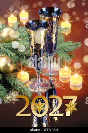 Neujahrsfeier-Grußkarten-Kollektion 2027. Festliche Winterkulisse mit Weihnachtsdekoration, brennenden Kerzen, goldenen Zahlen Stockfoto