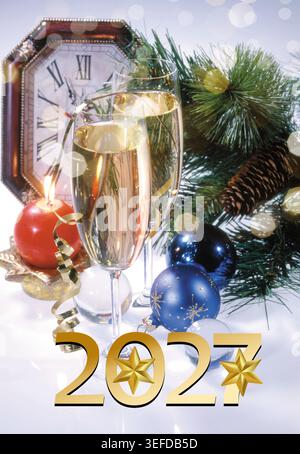 Neujahrsfeier-Grußkarten-Kollektion 2027. Festliche Winterkulisse mit Weihnachtsdekoration, brennenden Kerzen, goldenen Zahlen Stockfoto