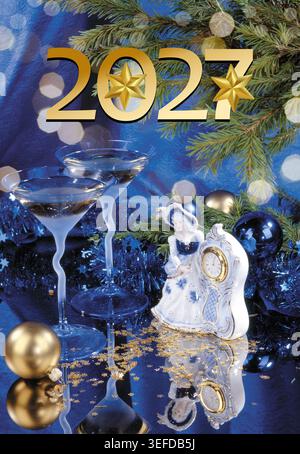 Neujahrsfeier-Grußkarten-Kollektion 2027. Festliche Winterkulisse mit Weihnachtsdekoration, brennenden Kerzen, goldenen Zahlen Stockfoto